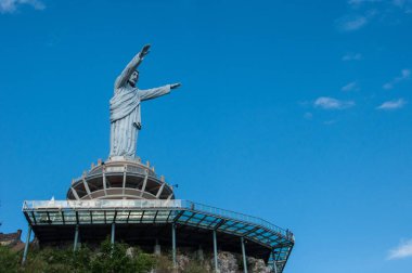 Makale, Tana Toraja, Endonezya 'daki Buntu Burake sahasındaki İsa Lütuf heykeli Güney Sulawesi' de bulunan Tana Toraja, Endonezya turizminin en önemli örneklerinden biridir. Bölge kültürü ve yerel gelenekleriyle ünlüdür. Özellikle Torajanlılar...