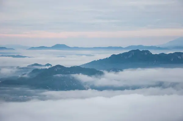 Toraja 'nın manzarası Kuzey Toraja' daki Lolai bölgesinden görülmektedir. Güney Sulawesi 'de bulunan Tana Toraja Endonezya turizminin en önemli noktalarından biridir. Bölge kültürü ve yerel gelenekleriyle ünlüdür. Özellikle de cenazeyi Torajanlar düzenlediğinde. 