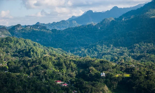 Endonezya 'daki Tana Toraja Dağı manzarası. Güney Sulawesi 'de bulunan Tana Toraja Endonezya turizminin en önemli noktalarından biridir. Bölge, özellikle Torajanlar cenaze töreni düzenlediğinde kültür ve yerel gelenekleriyle ünlüdür..