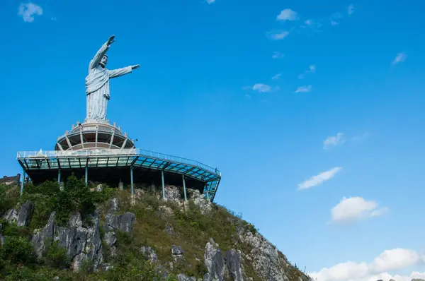 Makale, Tana Toraja, Endonezya 'daki Buntu Burake sahasındaki İsa Lütuf heykeli Güney Sulawesi' de bulunan Tana Toraja, Endonezya turizminin en önemli örneklerinden biridir. Bölge kültürü ve yerel gelenekleriyle ünlüdür. Özellikle Torajanlılar...