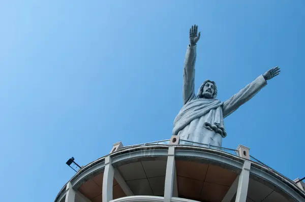 Makale, Tana Toraja, Endonezya 'daki Buntu Burake sahasındaki İsa Lütuf heykeli Güney Sulawesi' de bulunan Tana Toraja, Endonezya turizminin en önemli örneklerinden biridir. Bölge kültürü ve yerel gelenekleriyle ünlüdür. Özellikle Torajanlılar...