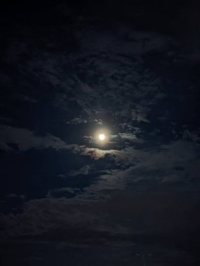 Bulutlar arasında parlayan ay