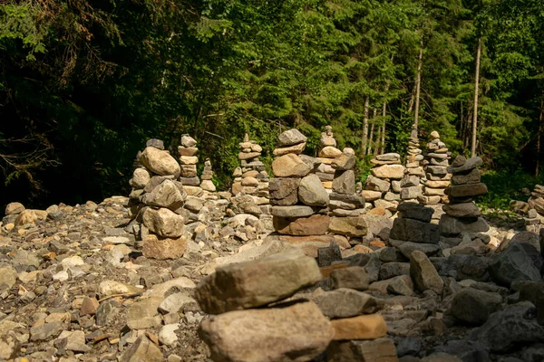 Achtergrond Van Een Groen Bos Worden Kleine Stenen Structuren Gelegd — Stockfoto