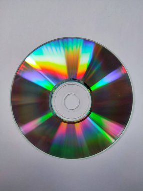 Işığa maruz kalan ve renkli renkler yalıtılmış CD 'ler beyaz bir arkaplanda izole edilir