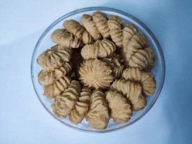 Beyaz arka planda izole edilmiş kahve öpülmüş kurabiyeler