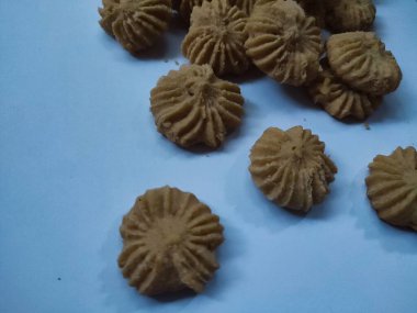 Beyaz arka planda izole edilmiş kahve öpülmüş kurabiyeler