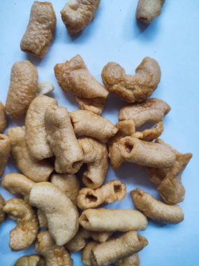 Beyaz arka planda kızarmış makarna.