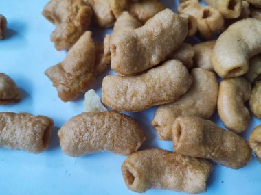 Beyaz arka planda kızarmış makarna.