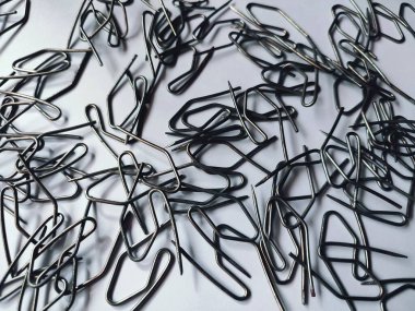 Perdeleri ve diğerlerini asmak için kullanılan S şeklinde bir demir.