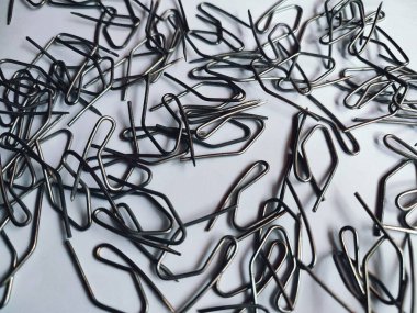 Perdeleri ve diğerlerini asmak için kullanılan S şeklinde bir demir.