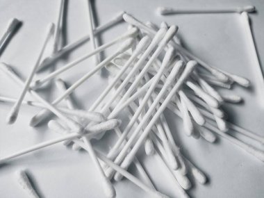 Beyaz kağıt arka planda izole edilmiş pamuk çubukları