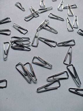 Kağıt atacı beyaz arkaplanda izole edildi