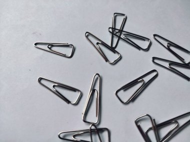 Kağıt atacı beyaz arkaplanda izole edildi