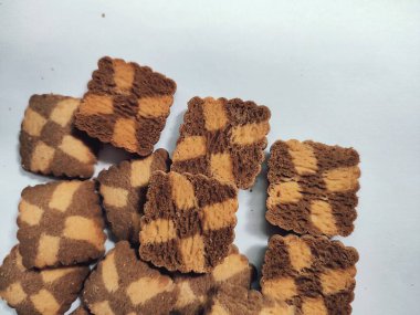 Lezzetli ev yapımı organik tatlı bisküvisinden beyaz zemin üzerinde izole edilmiş bir parça siyah çikolata parçacıklı kurabiye.