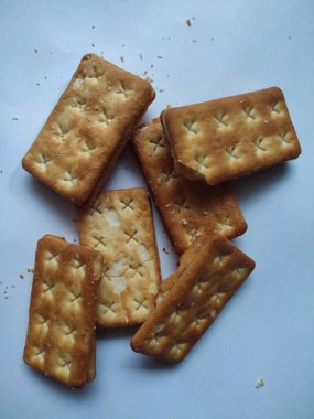 biraz dikdörtgen tereyağlı kurabiye ve ortasında şeker var..