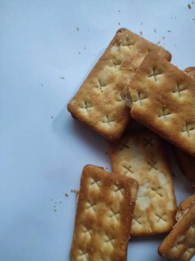 biraz dikdörtgen tereyağlı kurabiye ve ortasında şeker var..