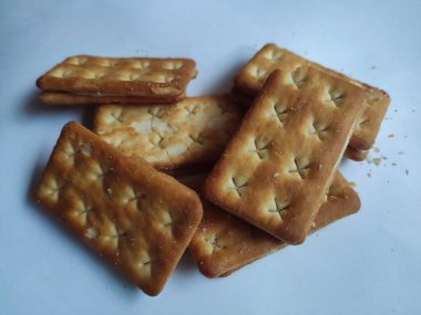 biraz dikdörtgen tereyağlı kurabiye ve ortasında şeker var..