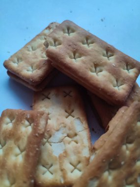 biraz dikdörtgen tereyağlı kurabiye ve ortasında şeker var..