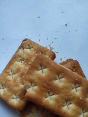 biraz dikdörtgen tereyağlı kurabiye ve ortasında şeker var..