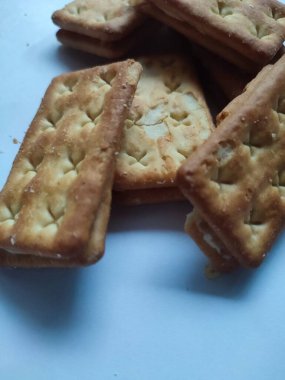 biraz dikdörtgen tereyağlı kurabiye ve ortasında şeker var..