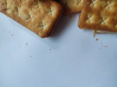 biraz dikdörtgen tereyağlı kurabiye ve ortasında şeker var..