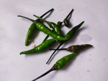 Beyaz arka planda izole edilmiş küçük yeşil biberler