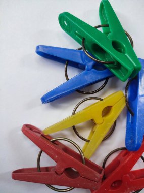 Beyaz arkaplanda izole edilmiş çeşitli renkli mandallar