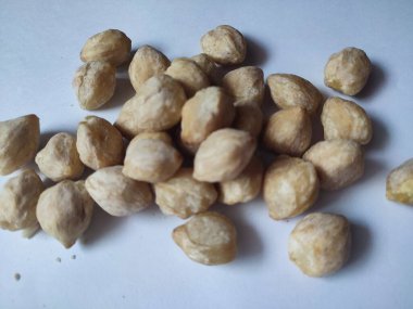 Endonezya 'nın en önemli yemek malzemelerinden biri olan Candlenut veya kukui beyaz arka planda izole edilmiştir.