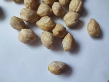 Endonezya 'nın en önemli yemek malzemelerinden biri olan Candlenut veya kukui beyaz arka planda izole edilmiştir.