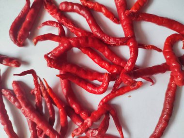 Doğal acı kırmızı biber. Beyaz üzerine izole edilmiş organik taze biber..