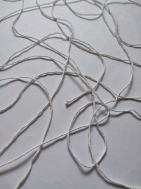 Beyaz üzerinde izole edilmiş gerçekçi beyaz merino kumaşı.