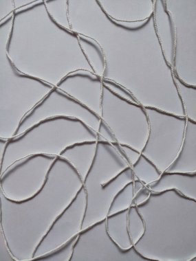 Beyaz üzerinde izole edilmiş gerçekçi beyaz merino kumaşı.