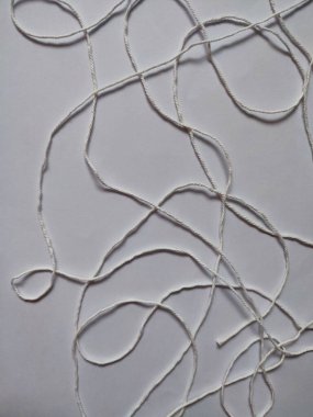 Beyaz üzerinde izole edilmiş gerçekçi beyaz merino kumaşı.