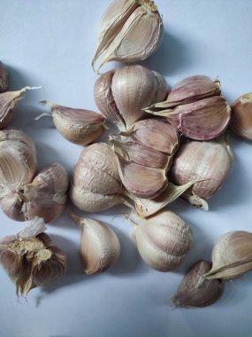 Beyaz arka planda bir sürü soğan var.