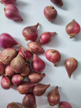 beyaz zemin üzerine kırmızı soğan