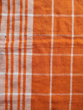 Turuncu beyaz kareli peçete ya da piknik masa örtüsü desenli mutfak aksesuarları..