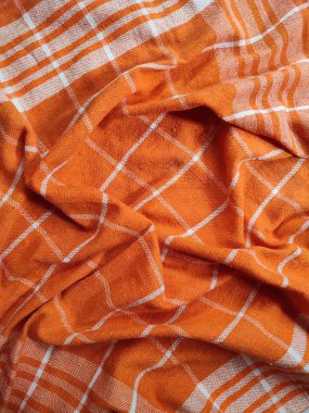 Turuncu beyaz kareli peçete ya da piknik masa örtüsü desenli mutfak aksesuarları..