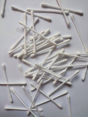 Beyaz kağıt arka planda izole edilmiş pamuk çubukları