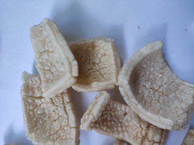 Beyaz arka planda taze kurutulmuş ananas dilimleri