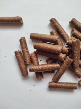 Bir avuç izole çikolatalı gofret. Koyu çikolata kaplı waffle bisküvileri. Uzun Bisküvi Beyaz Arkaplanı Yapıştırıyor