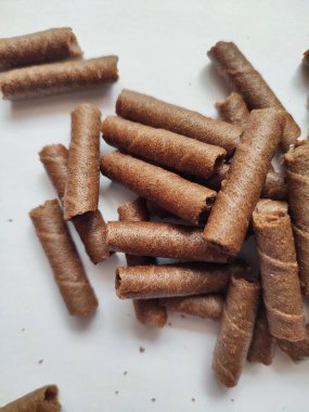 Bir avuç izole çikolatalı gofret. Koyu çikolata kaplı waffle bisküvileri. Uzun Bisküvi Beyaz Arkaplanı Yapıştırıyor