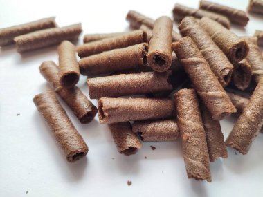 Bir avuç izole çikolatalı gofret. Koyu çikolata kaplı waffle bisküvileri. Uzun Bisküvi Beyaz Arkaplanı Yapıştırıyor