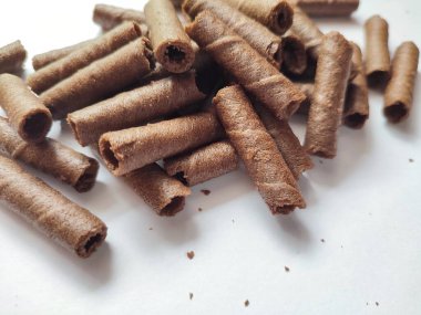 Bir avuç izole çikolatalı gofret. Koyu çikolata kaplı waffle bisküvileri. Uzun Bisküvi Beyaz Arkaplanı Yapıştırıyor