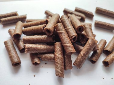 Bir avuç izole çikolatalı gofret. Koyu çikolata kaplı waffle bisküvileri. Uzun Bisküvi Beyaz Arkaplanı Yapıştırıyor