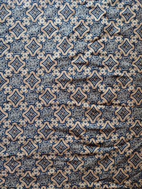 Geleneksel Batik kumaşındaki desenler görsel ve felsefi bir görünüm sağlıyor.