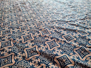 Geleneksel Batik kumaşındaki desenler görsel ve felsefi bir görünüm sağlıyor.