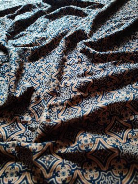 Geleneksel Batik kumaşındaki desenler görsel ve felsefi bir görünüm sağlıyor.