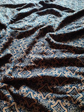 Geleneksel Batik kumaşındaki desenler görsel ve felsefi bir görünüm sağlıyor.