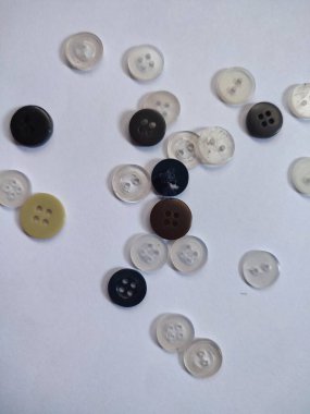düğmeler ve dikiş ipliği beyaz arkaplanda izole
