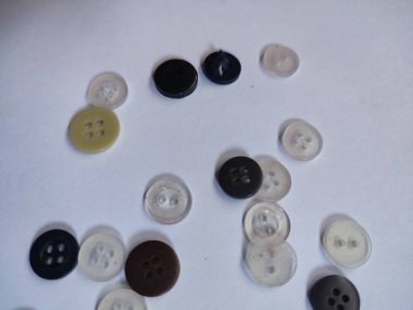 düğmeler ve dikiş ipliği beyaz arkaplanda izole